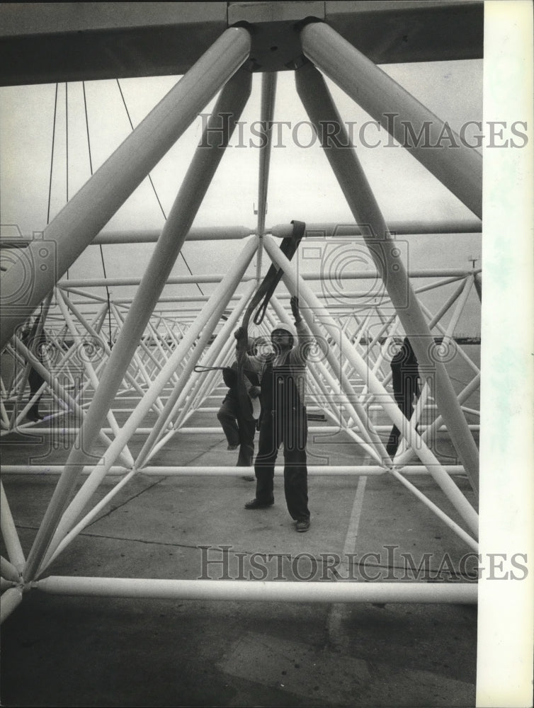 1983 Press Photo Worker at Mitchell Field airport in Milwaukee, Wisconsin- Historic Images