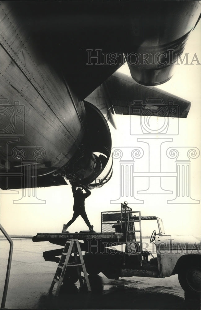 1987 Press Photo Workers with an aircraft at Mitchell Airport in Milwaukee- Historic Images