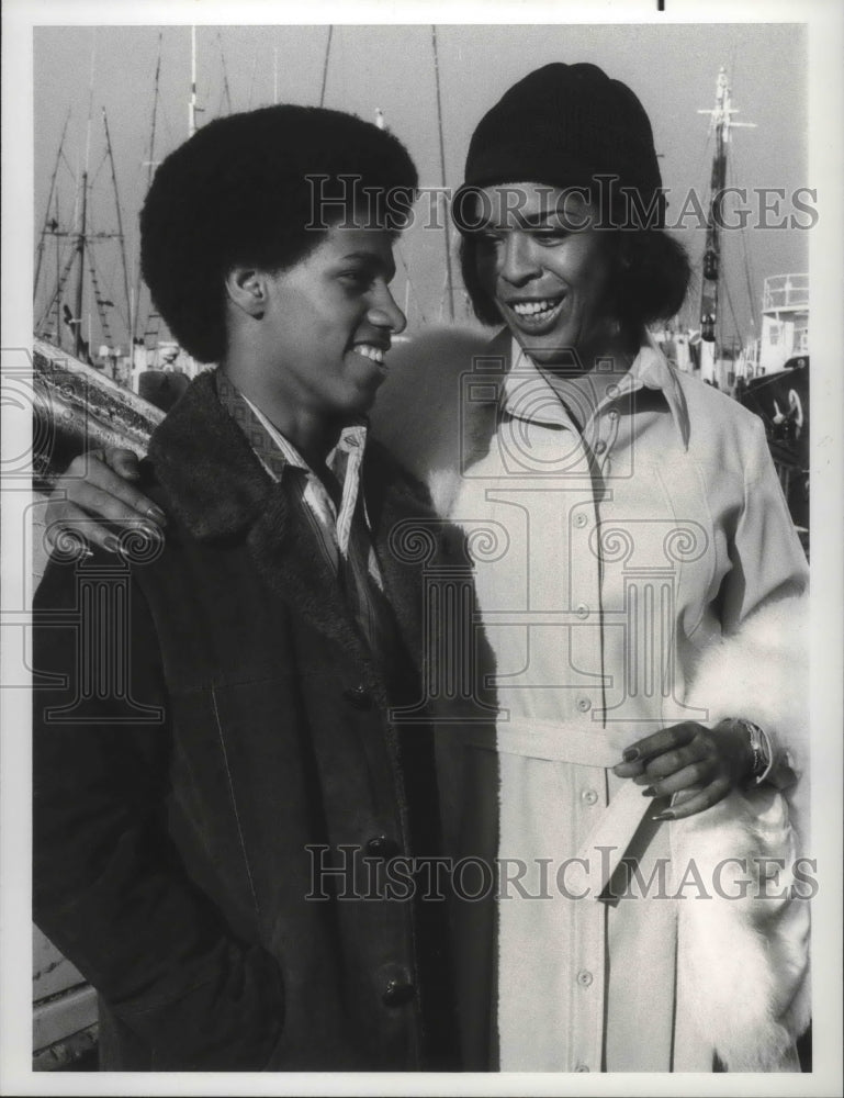 1976 Press Photo Actors Della Reese, Eric Laneuville in &quot;Flo&#39;s Place&quot;-Historic Images