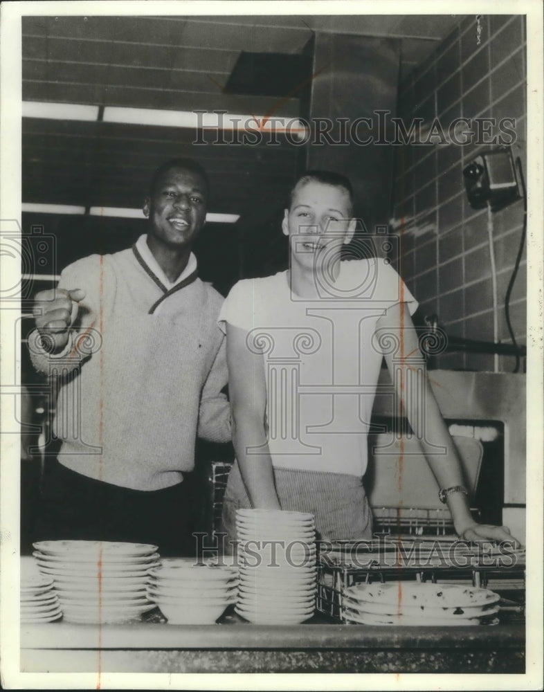 1982 Press Photo Howard Fuller and Doug Irwin, Carroll College, Waukesha- Historic Images