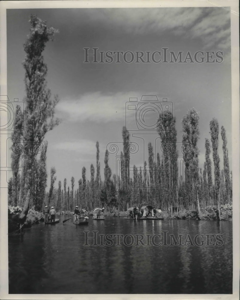1953 Press Photo Visitors in Floating Gardens of Xochimilco, Mexico - mjx39089-Historic Images