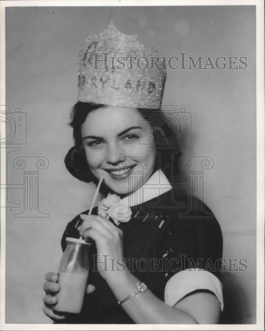 1967 Press Photo Marjean Zerwinski, Alice in Dairyland 1951, Poses in Crown - Historic Images