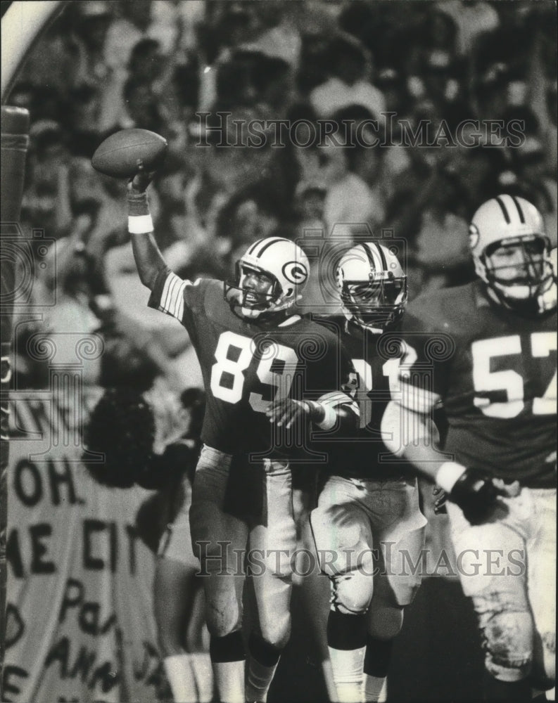 1981 Press Photo Green Bay Packer Aundra Thompson Lifts Ball in Triumph- Historic Images