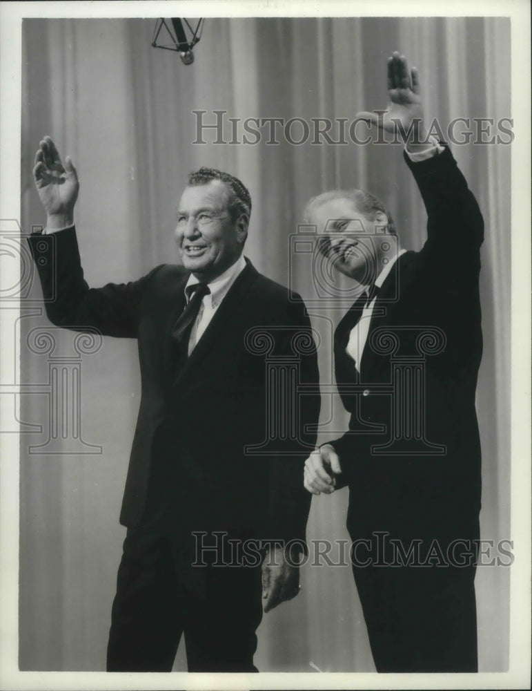 1968 Press Photo Actors Phil Harris, Phil Crosby on &quot;The Hollywood Palace&quot; - Historic Images