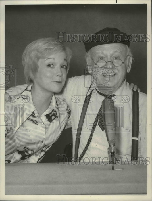 1974 Press Photo Comedian Charley Weaver and Actress Cathy Rigby - Historic Images
