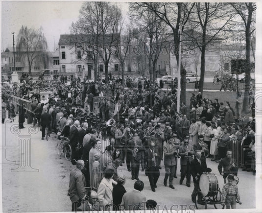 1958 Press Photo Band Leads Rosetto Gypsies' Funeral Cortege for Queen Mimi.-Historic Images