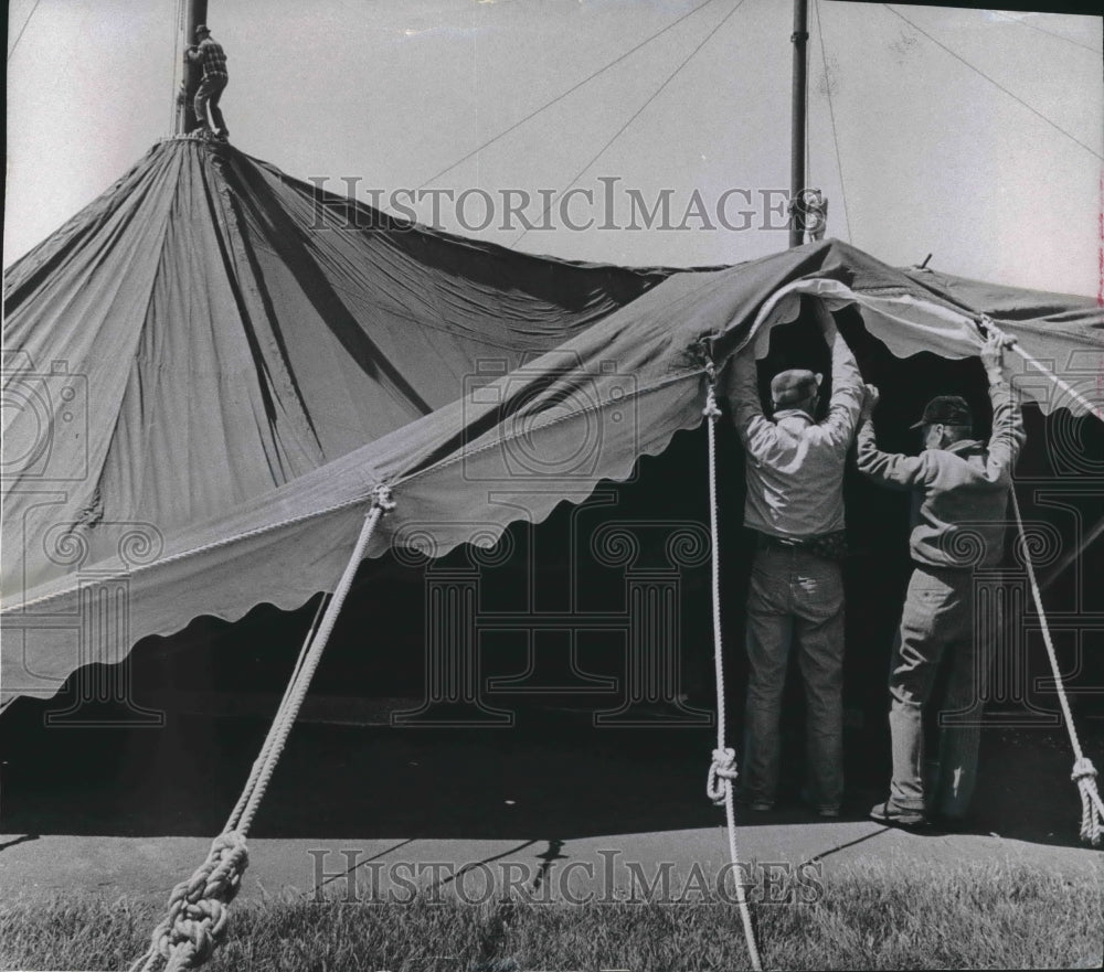 1964 Press Photo Workers Put up Tent of the Melody Top Theater, Milwaukee- Historic Images