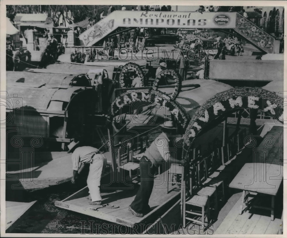 1953 Press Photo Rafts and workers at floating gardens of Xochimilco, Mexico-Historic Images