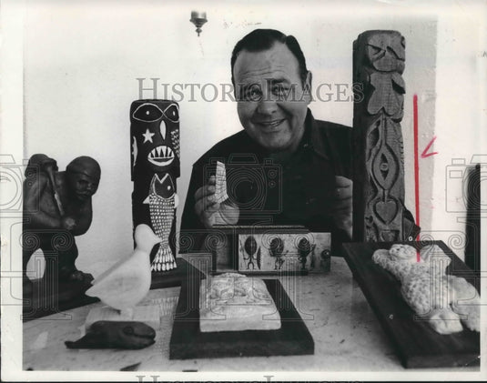 1966 Press Photo Jonathan Winters, actor, with his whittling projects at home - Historic Images
