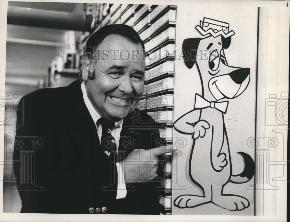 1977 Press Photo Jonathan Winters with cartoon character Huckleberry Hound - Historic Images