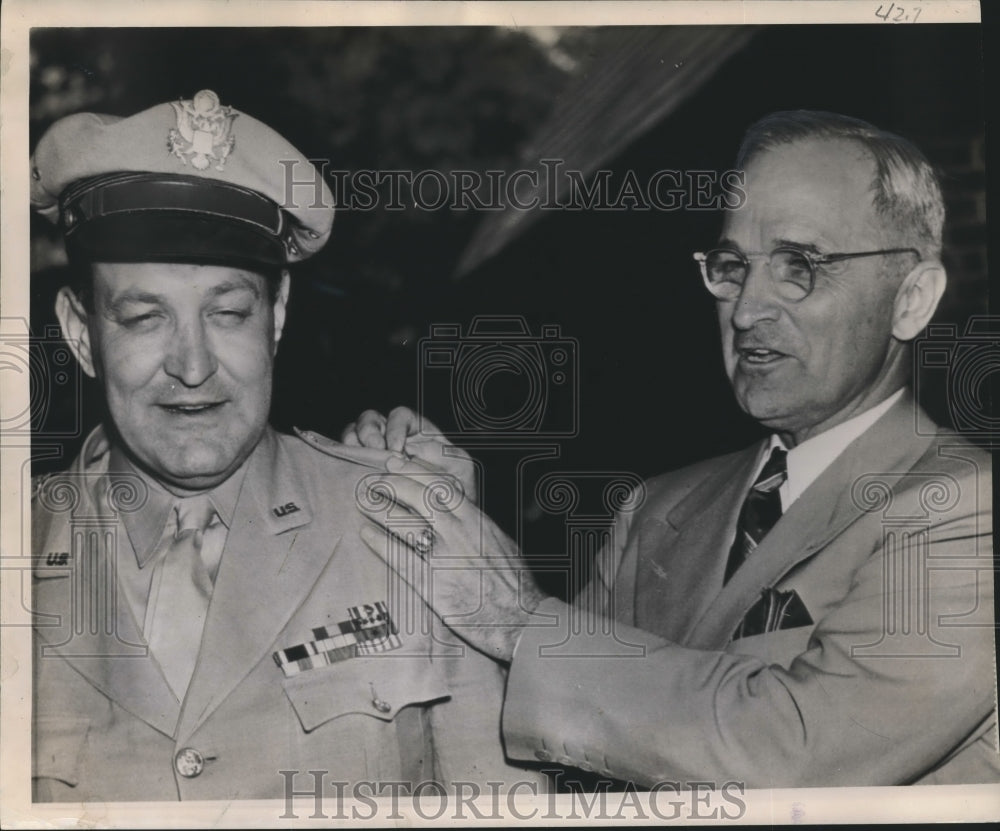 1945 Press Photo Harry Truman pins a star on Harry Vaughan from Milwaukee.-Historic Images