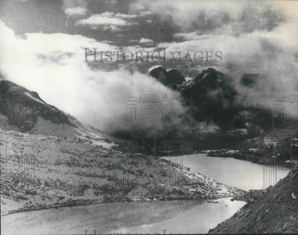 1952 Press Photo Lake Tincicocha which leads to the Amazon's source in Peru. - Historic Images