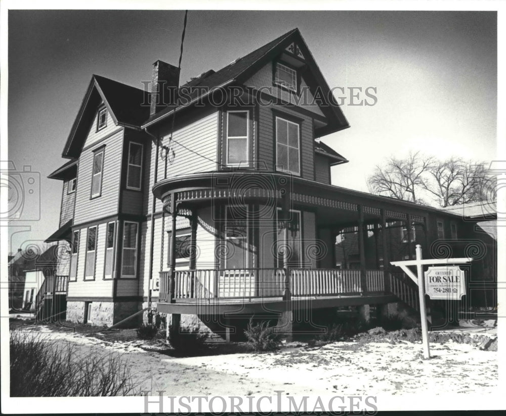 1983 Press Photo Queen Anne-style home in Janesville, Wisconsin - mjx40423- Historic Images
