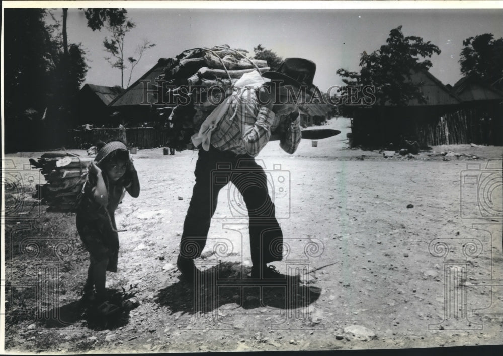 1988 Father and daughter carrying firewood at Quentzal-Edzna camp-Historic Images