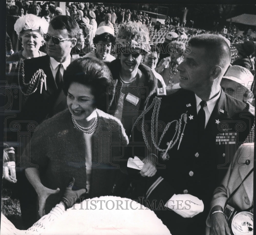 1964 Press Photo Mrs. Lyndon B. Johnson and military escorts at the White House-Historic Images