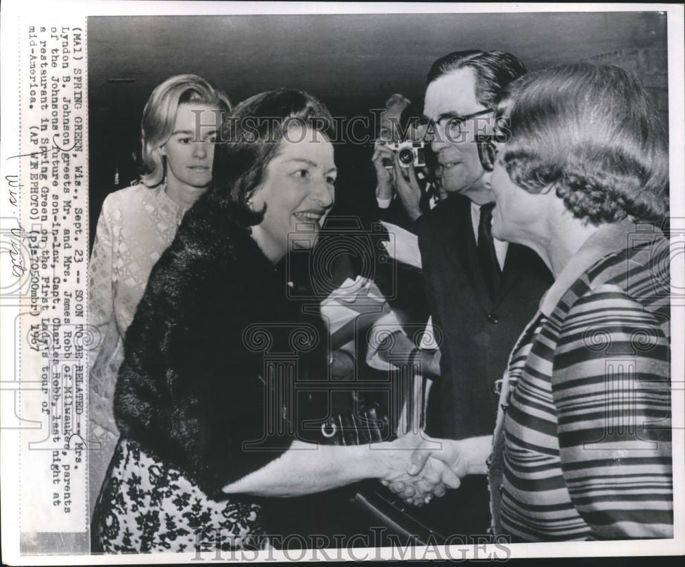 1967 Press Photo Mrs. Lyndon B. Johnson and others in Spring Green, Wisconsin- Historic Images