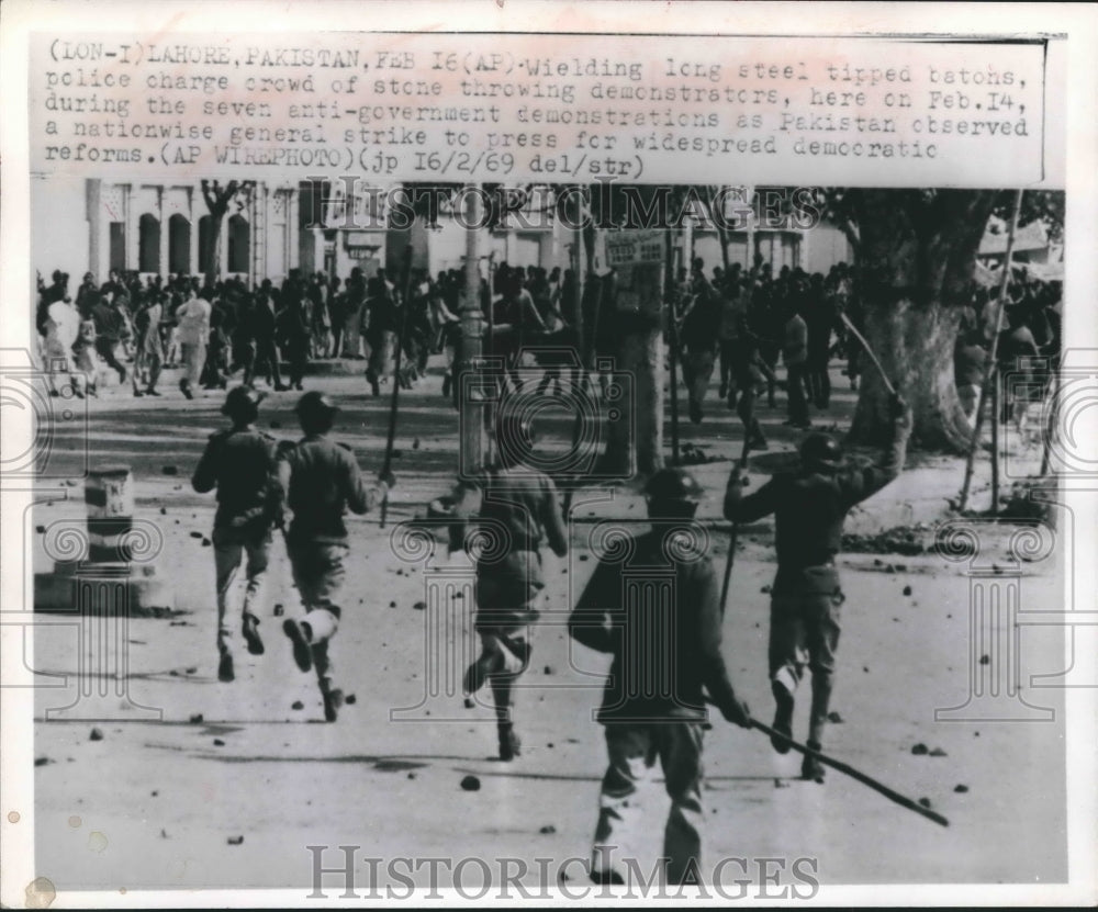1969 Press Photo Police charge crowd of demonstrators in Lahore, Pakistan.-Historic Images