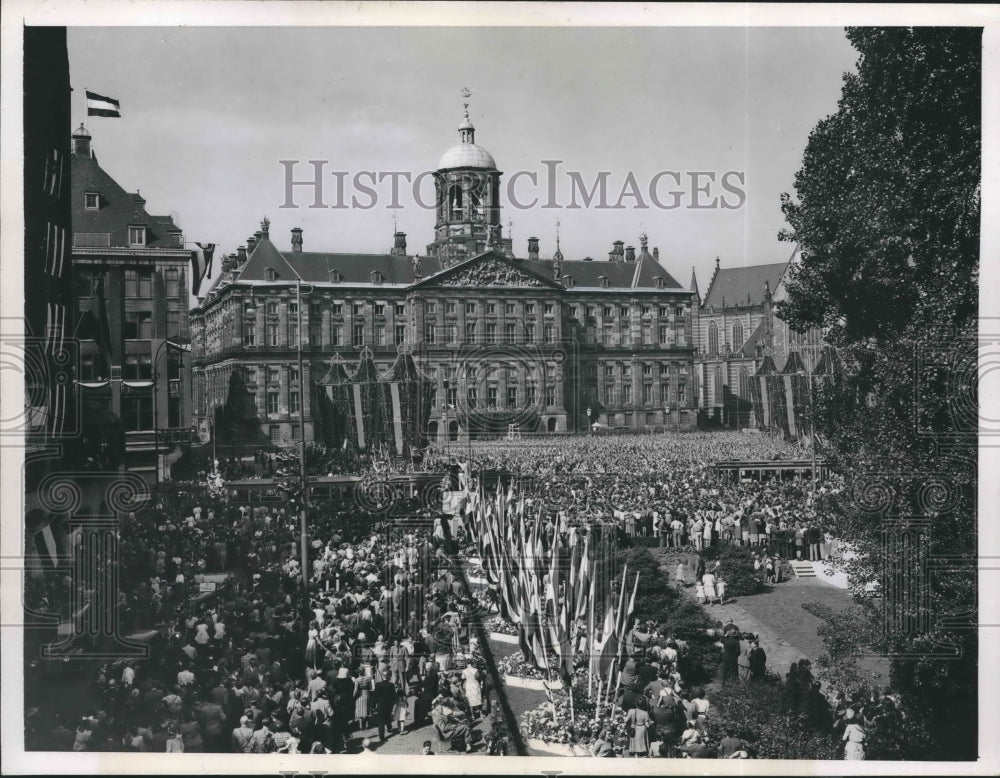 1948 Crowd cheers their royal leaders in Holland.-Historic Images