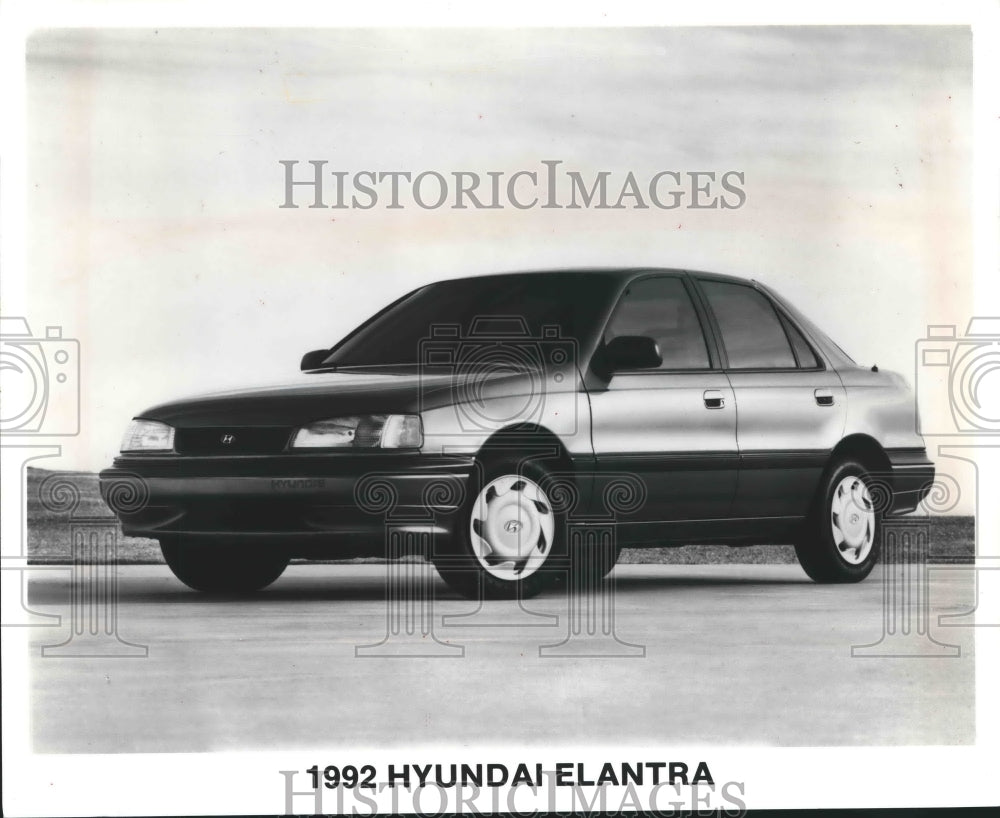 1992 Press Photo Hyundai Elantra has styling that&#39;s aerodynamic and pleasing.- Historic Images