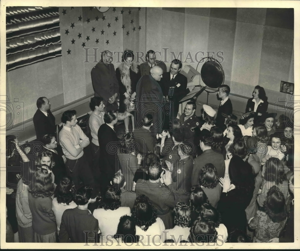 1943 Press Photo Sergeants and war production workers at the Rumpus Room- Historic Images