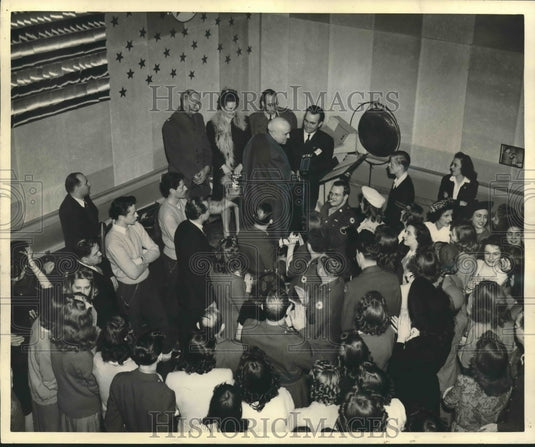 1943 Press Photo Sergeants and war production workers at the Rumpus Room- Historic Images