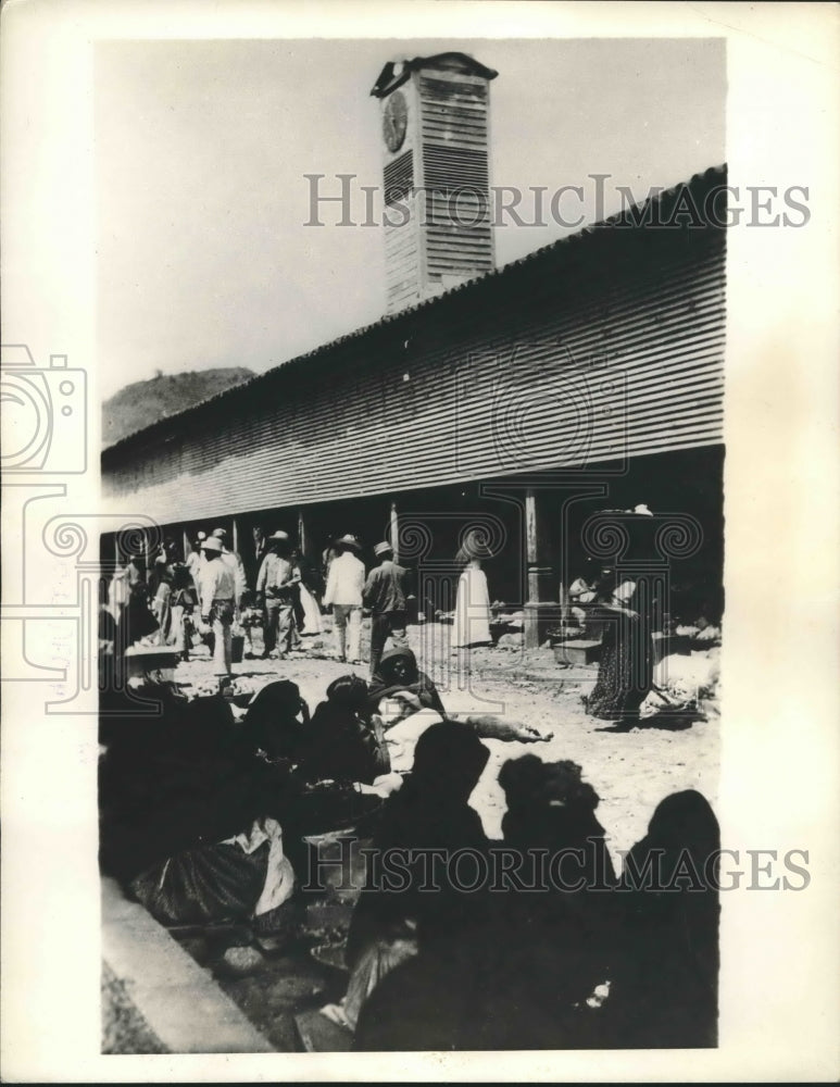 1934 People at the market in the city of La Esperanza, Honduras - Historic Images