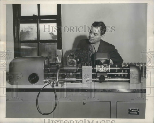 1948 Press Photo George Washington Junior with his engraving unit invention-Historic Images