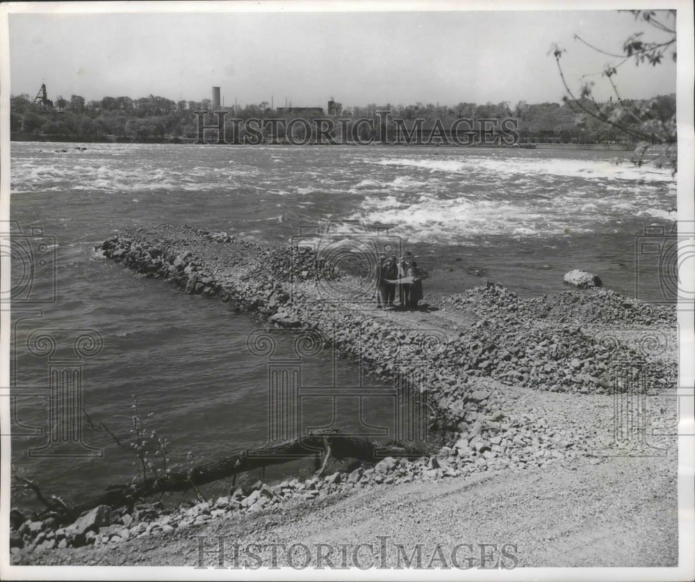 1956 Press Photo Engineers at Grass Island Pool Control Structure site, Niagara-Historic Images