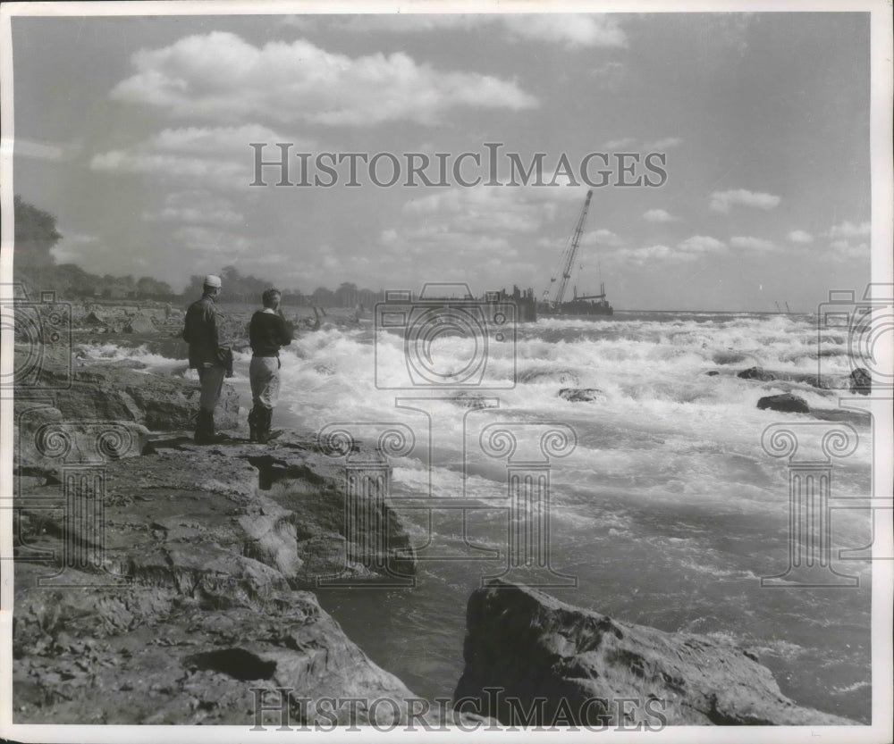 1956 Press Photo Engineers and crane work on control structure at Niagara Falls-Historic Images