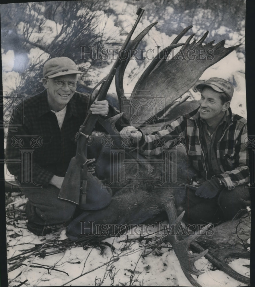 1947 Press Photo Owen Gromme shoots bull moose on Museum Expedition Alaska- Historic Images