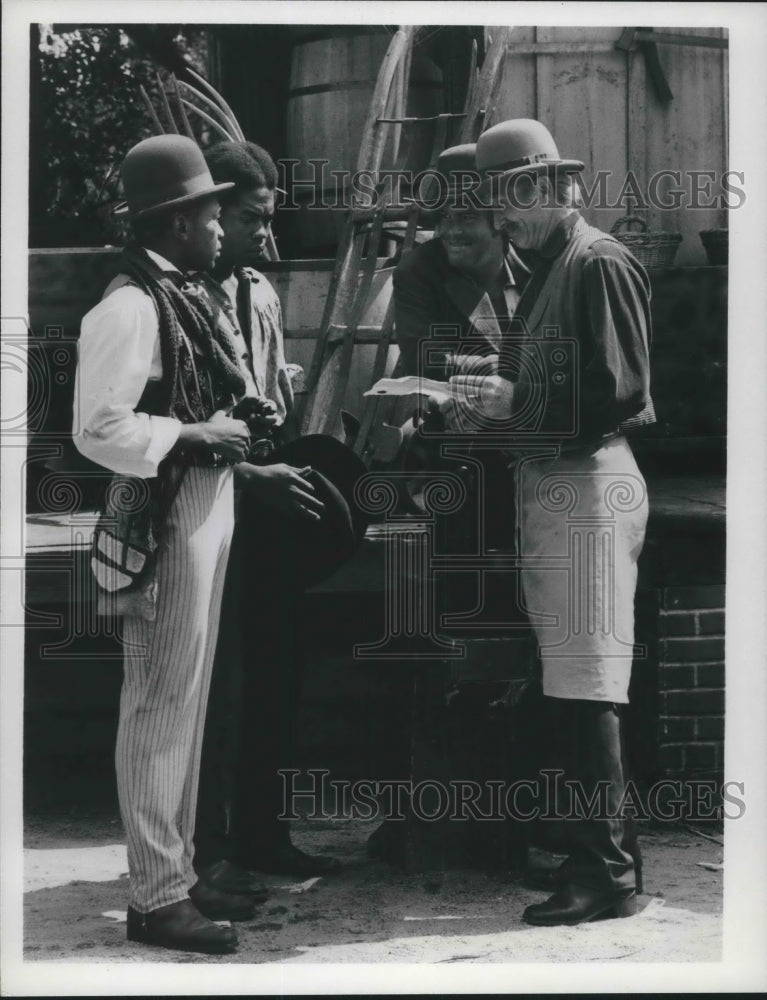 1977 Press Photo Ben Vereen, Doug McClure, Lloyd Bridges star in ABC&#39;s &quot;Roots&quot;-Historic Images