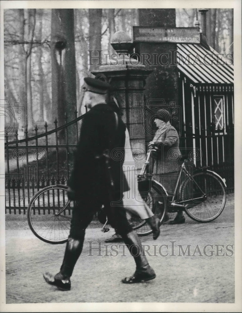 1938 Queen Wilhelmina of the Netherlands returns home after biking - Historic Images