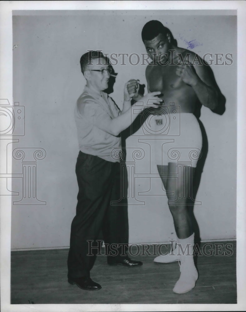 1967 Press Photo Orville Qualls and Trainer Tony Arvia - mjx42478-Historic Images