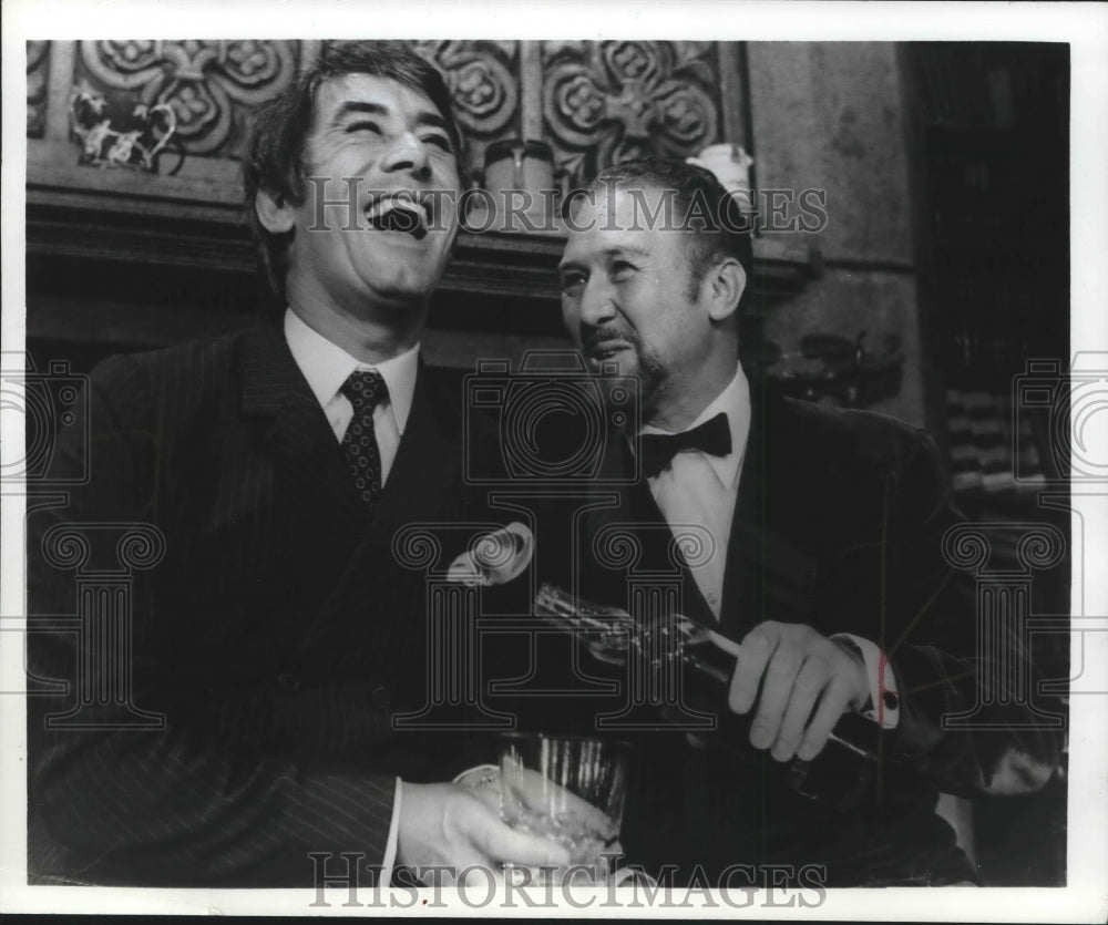 1971 Press Photo Actors Tony Quayle and Keith Baxter co-stars in &quot;Sleuth&quot;-Historic Images