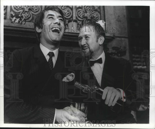 1971 Press Photo Actors Tony Quayle and Keith Baxter co-stars in "Sleuth"-Historic Images