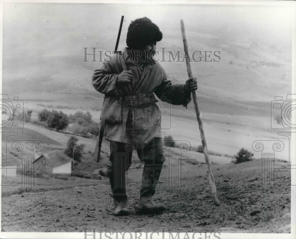 1964 Press Photo Shukiur Kyazimov goes hunting as he has for more than a century- Historic Images