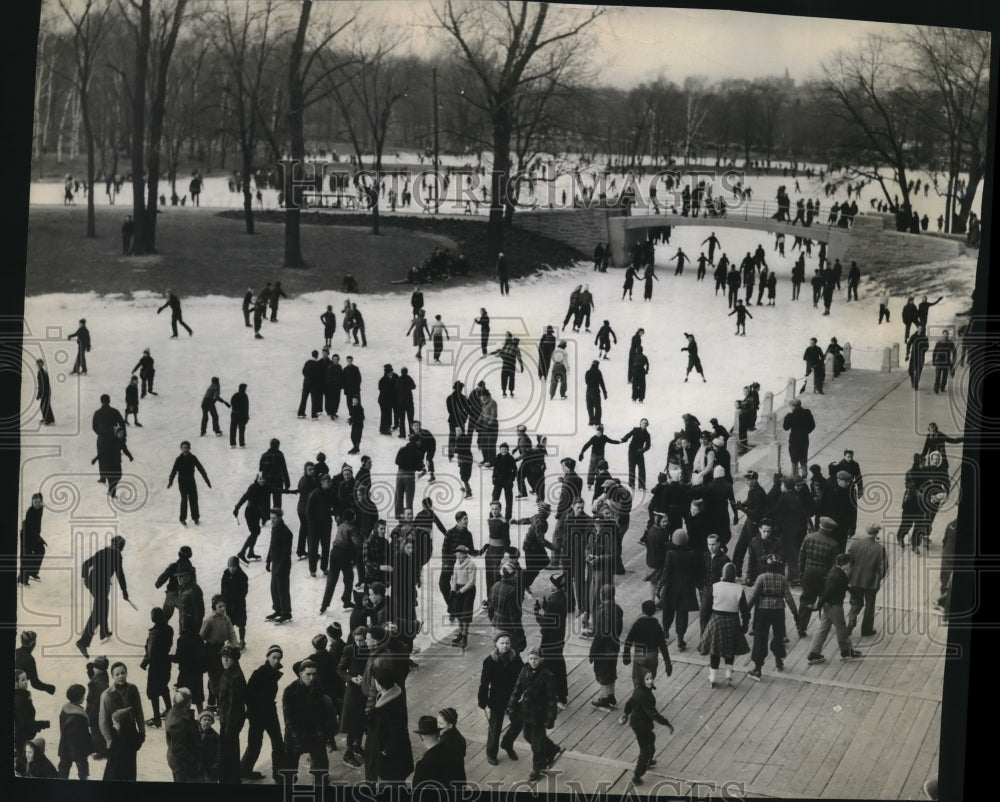 1940 Press Photo Milwaukee's Washington Park hosts local ice skaters - mjx43297 - Historic Images