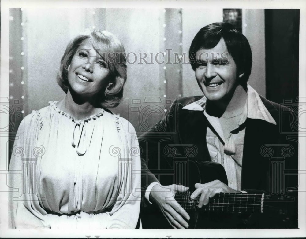 1976 Dinah Shore and Jim Stafford on Dinah and Her New Best Friends.-Historic Images