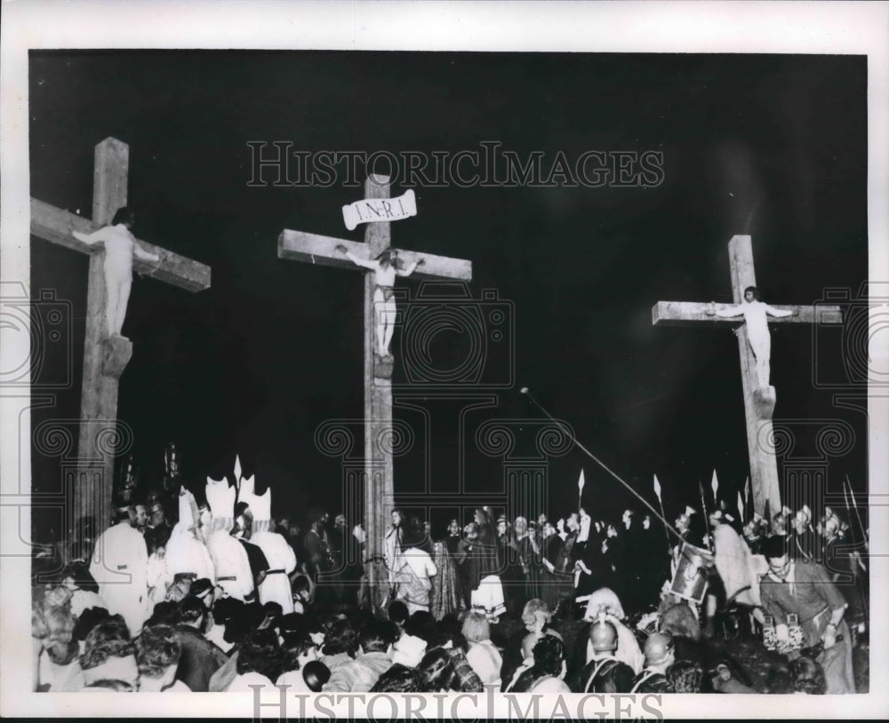 1952 Press Photo Spectators watch as Roman soldier prepares to wound Christ.-Historic Images