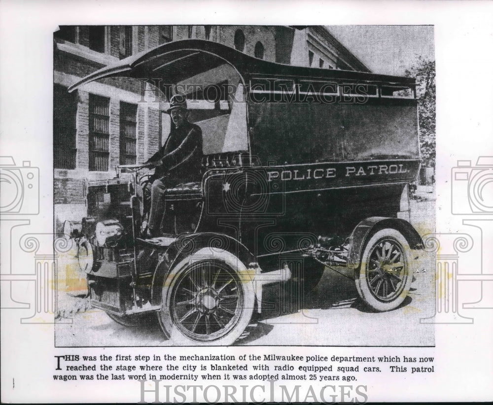 1912 Press Photo First motorized patrol wagon in 1912 of Milwaukee police force.- Historic Images
