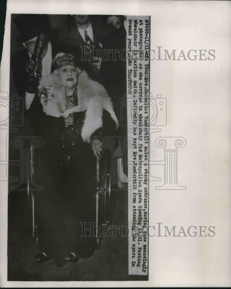 1949 Press Photo Mrs. Cornelius Vanderbilt arrives at Metropolitan Opera House- Historic Images