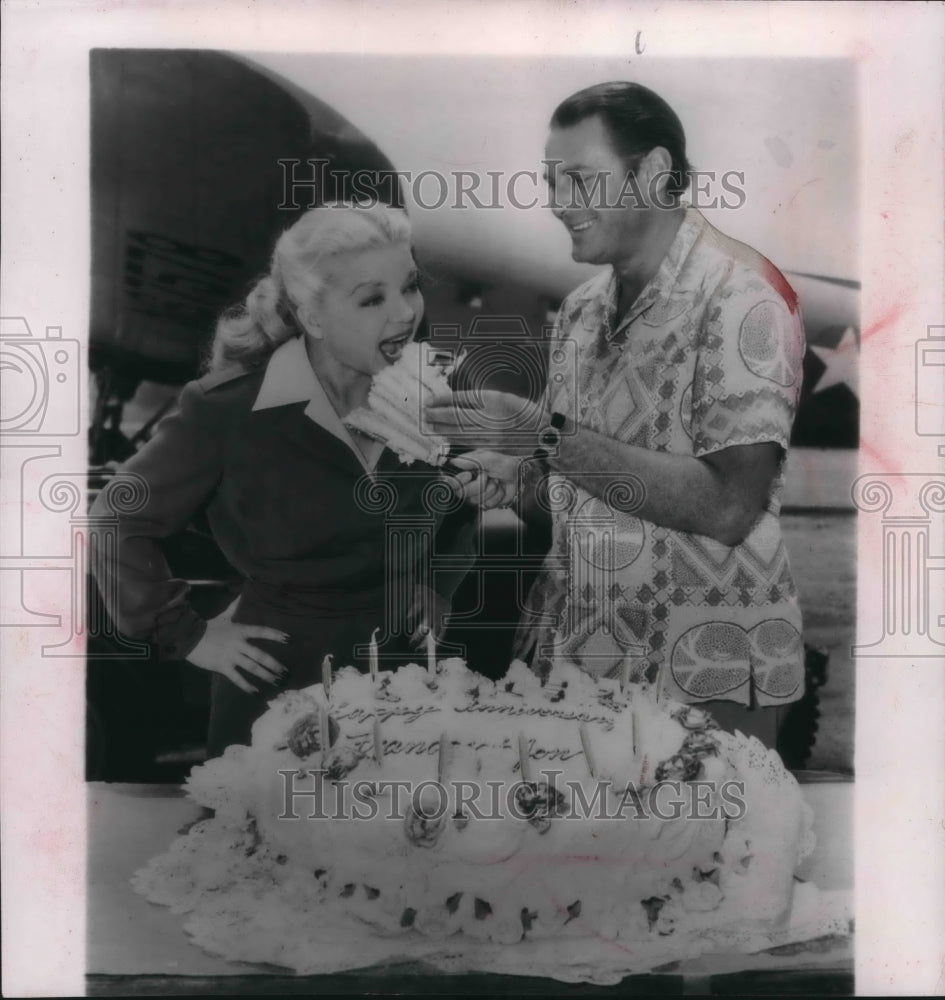 1961 Press Photo Frances Langford and Jon Hall celebrate 13 wedding anniversary.-Historic Images