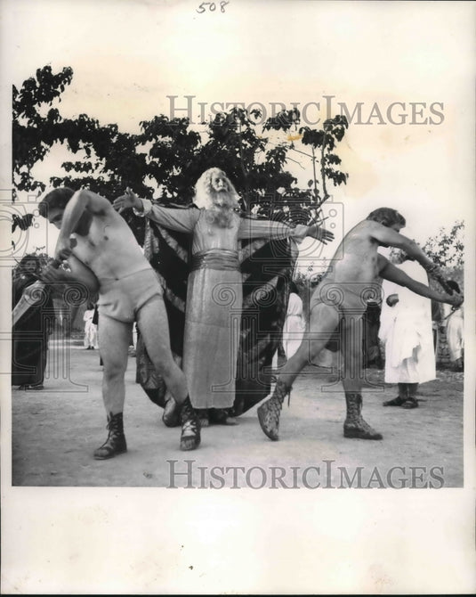 1952 Press Photo Swordsmen leads Pontius Pilate, Roman governor of Jerusalem. - Historic Images