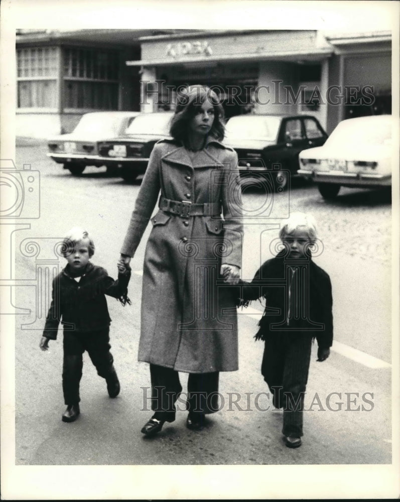 1972 Press Photo Clifford Irving's wife, Edith, out on bail with her children-Historic Images