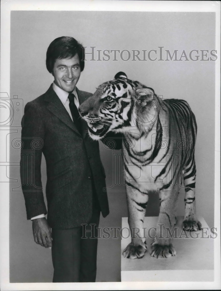 1980 Jim Stafford co-hosts ABC&#39;s &quot;Those Amazing Animals&quot;-Historic Images
