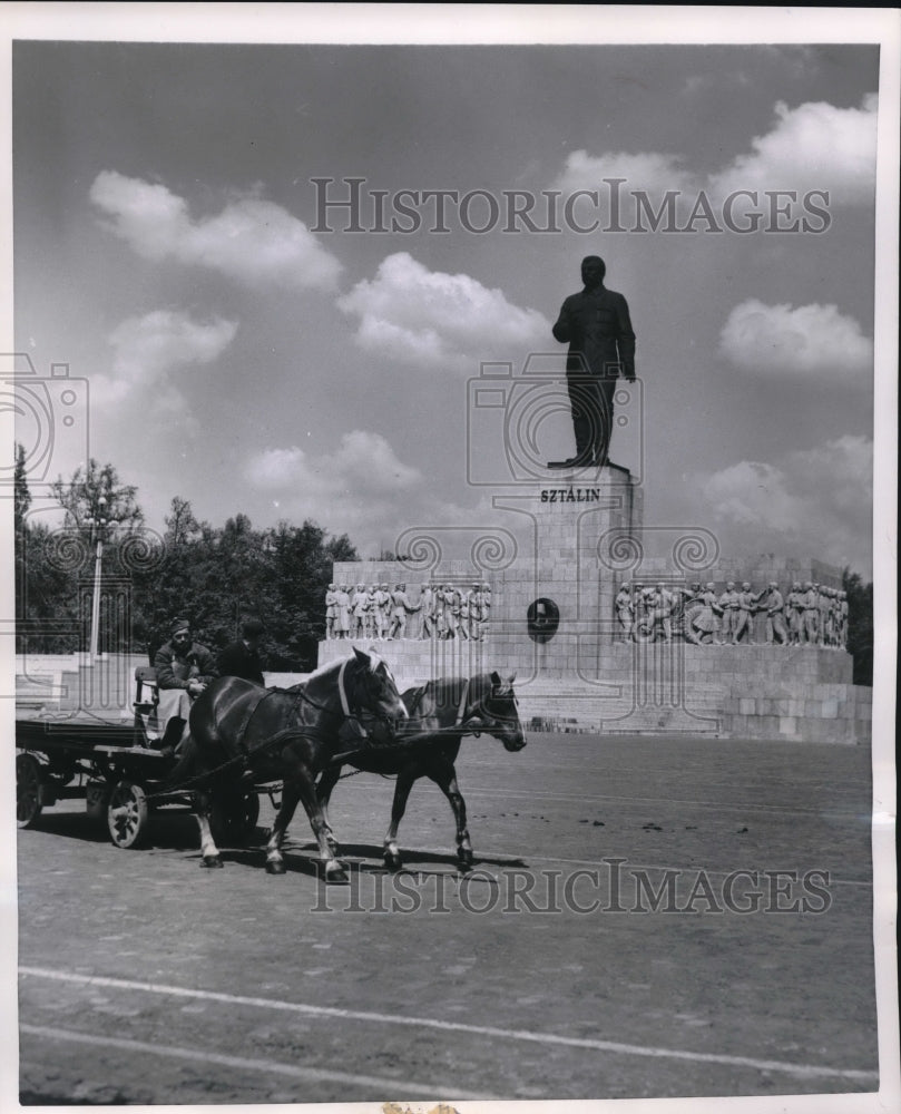 1954 Press Photo Statue of Stalin sits at Stalin Square in Budapest, Hungary - Historic Images