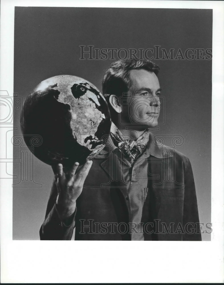 1969 Press Photo Program&#39;s host, Dean Jones, in &quot;What&#39;s It All About, World?&quot;.-Historic Images