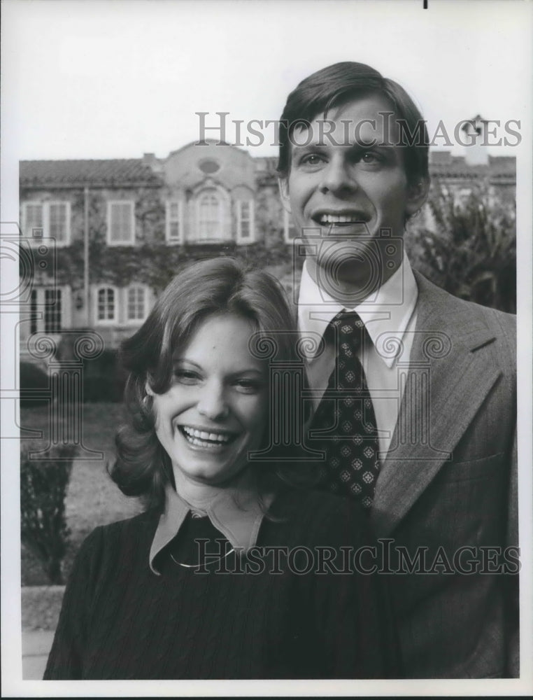 1975 Press Photo Marc Singer and Kay Lenz stars in &quot;Journey From Darkness&quot;.-Historic Images