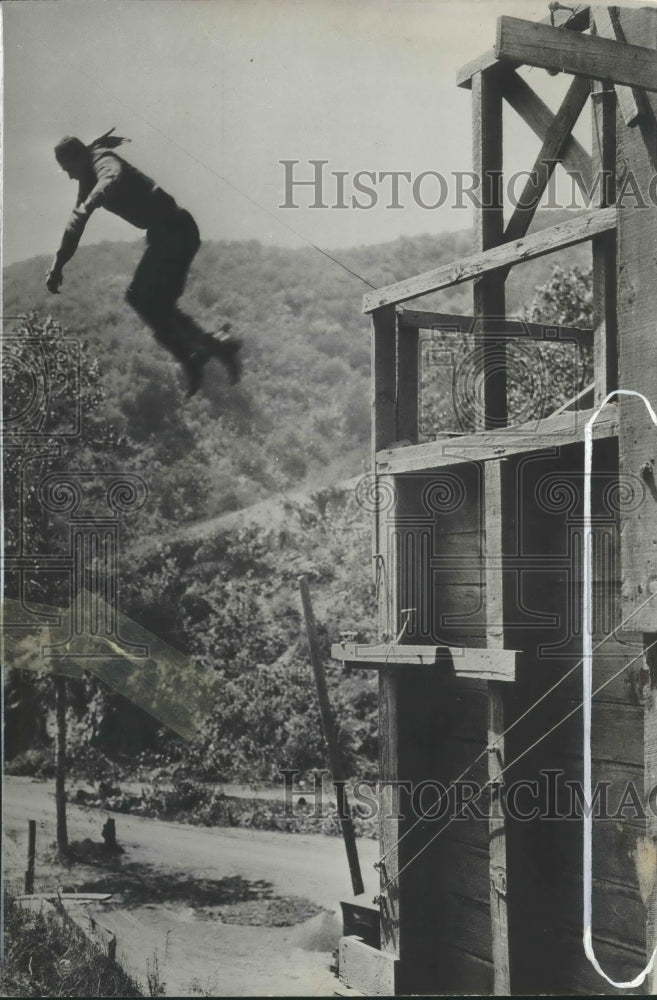 1934 Press Photo Fred Thomson, widely known stunters, is making dangerous leap.-Historic Images