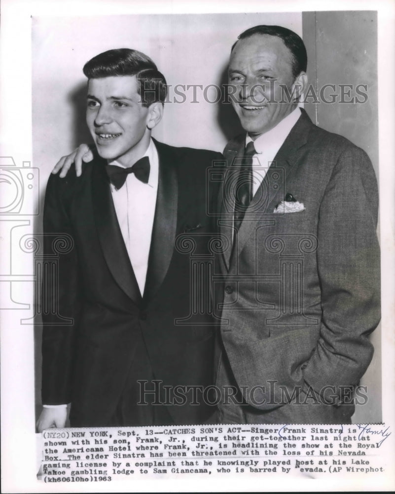 1963 Press Photo Frank Sinatra catches his son&#39;s act, Frank Junior, in New York.-Historic Images
